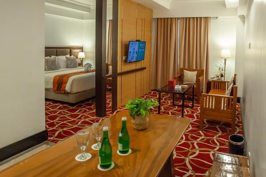Hotel Grand Q Горонтало Екстериор снимка